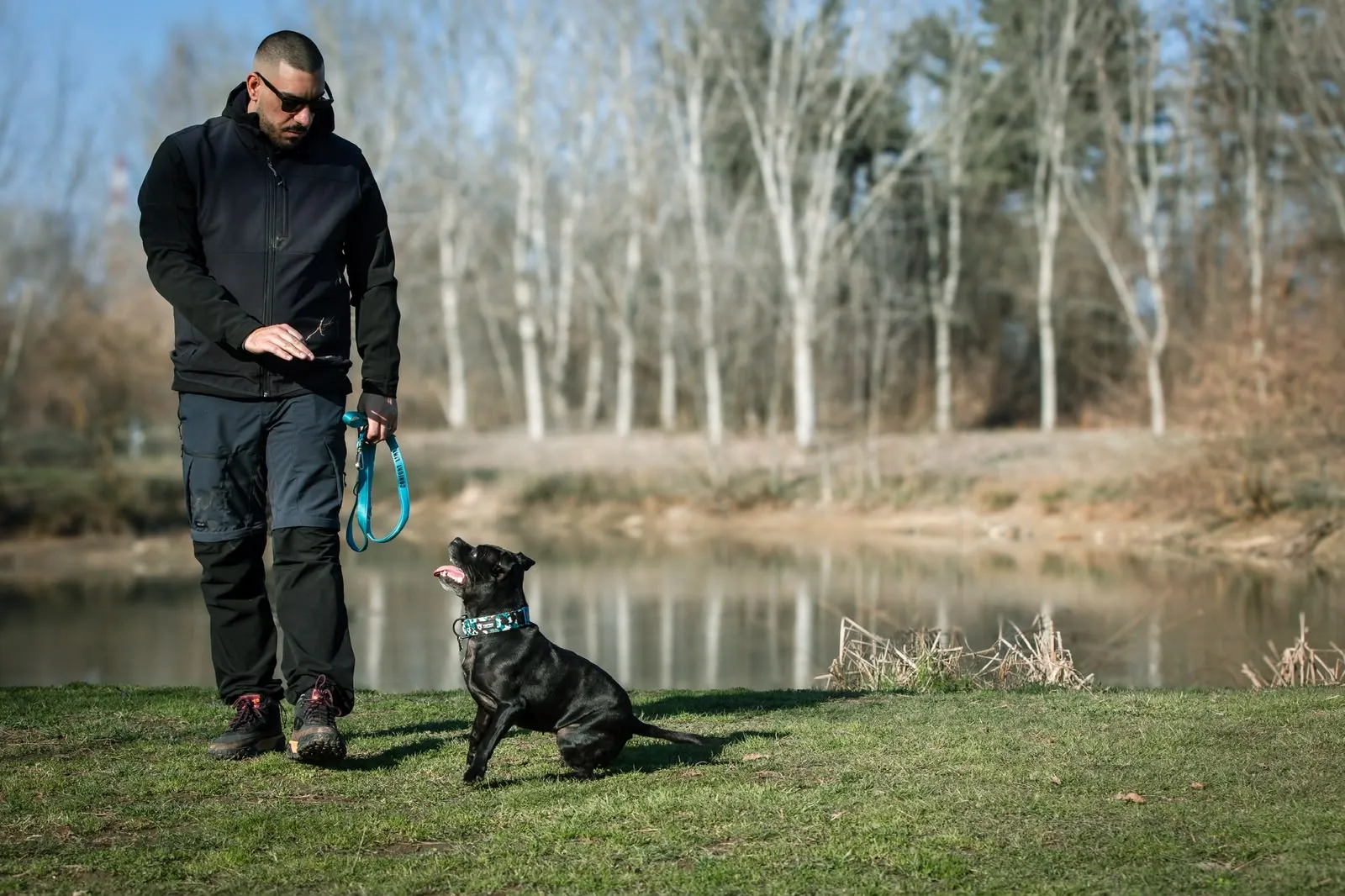 Andrea con un cane al lago